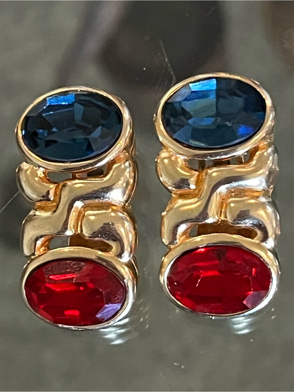 vtg Toi et Moi Gold-Tone Clip On Link Earrings with Blue and Red Oval Stones